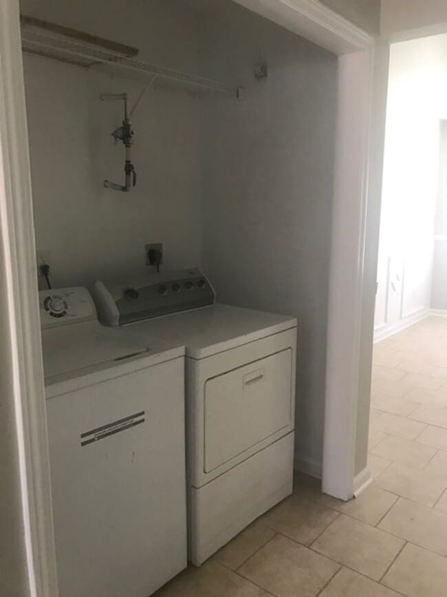Building Photo - 3 Bedroom End Unit Townhome!