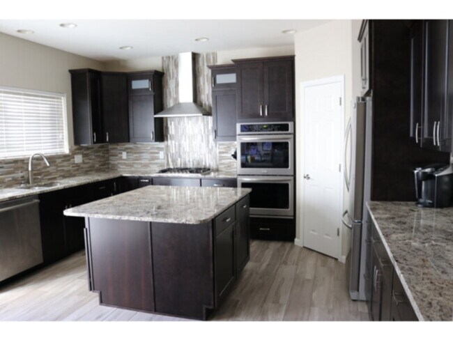 Building Photo - Saddle Rock Ridge 2 story with basement