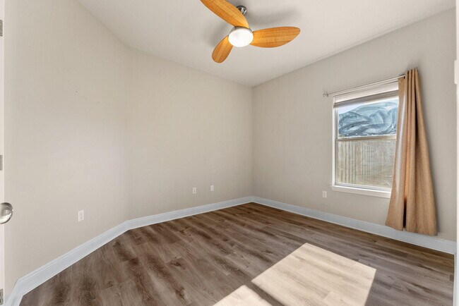 Building Photo - 554 Camellia Ct