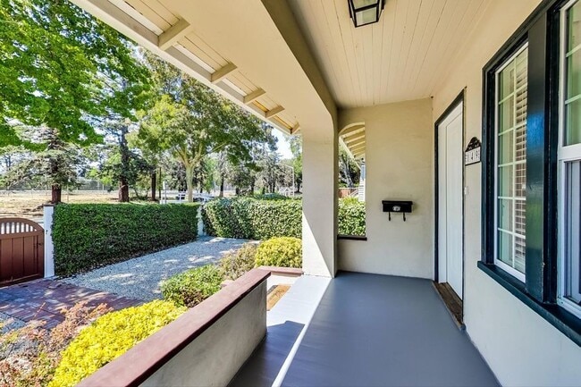 Building Photo - 2 Bedroom, 1 Bath + Office - Downtown Palo...