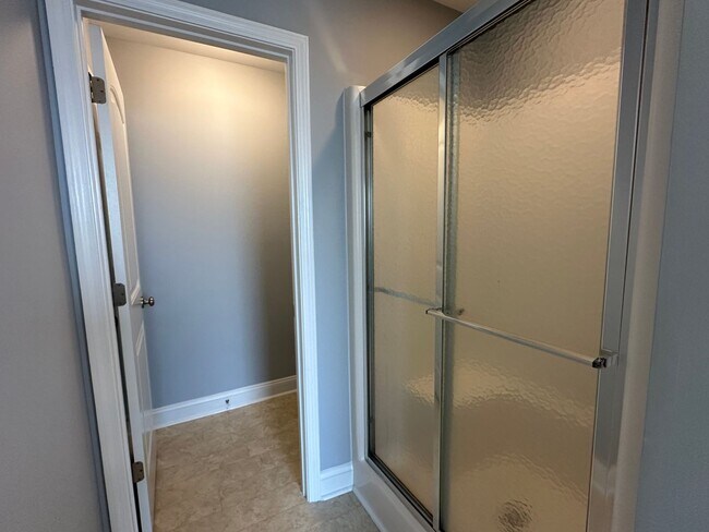 Building Photo - Awesome 4 Bedroom 2.5 Bath Home with Lots of space and a 2 Car Garage!