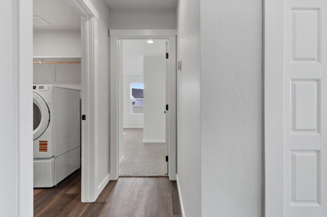 Building Photo - 3117 S Old Farm Ave