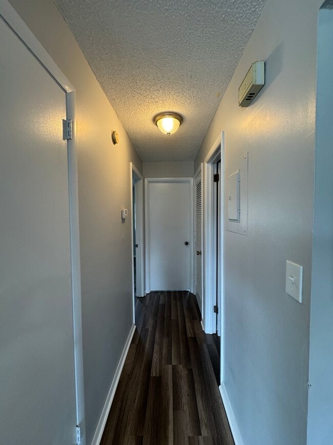 Building Photo - Move In Special: 1/2 Off 1st Month's Rent!!