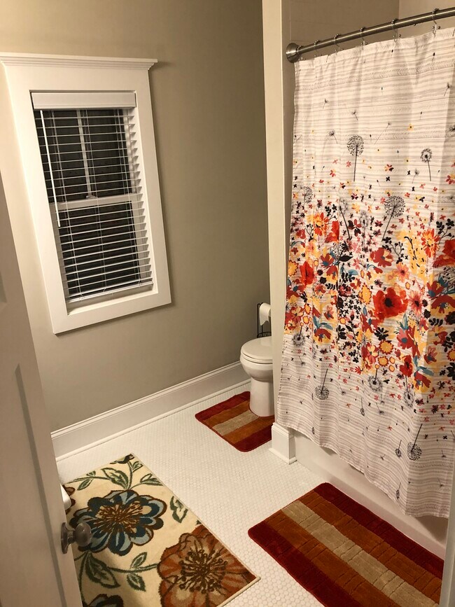 Building Photo - 1011 Everett Pl