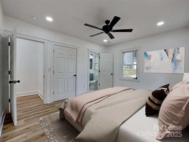 Building Photo - 2633 Brentwood Pl