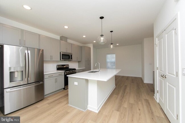 Building Photo - 65 Basswood St