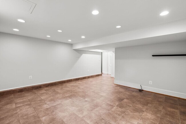 Building Photo - 4 Bed 3.5 bath - Kensington Victorian - Mo...