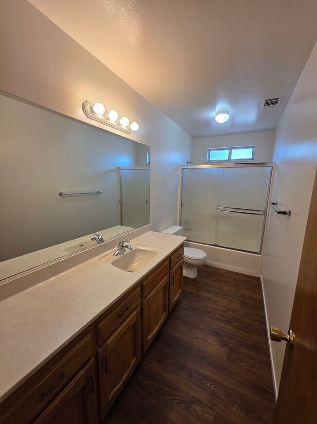 Building Photo - 1846 N Selina Ct