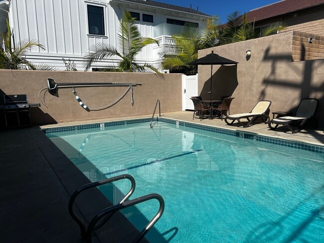 Building Photo - Great Location | Fully Furnished | Pool