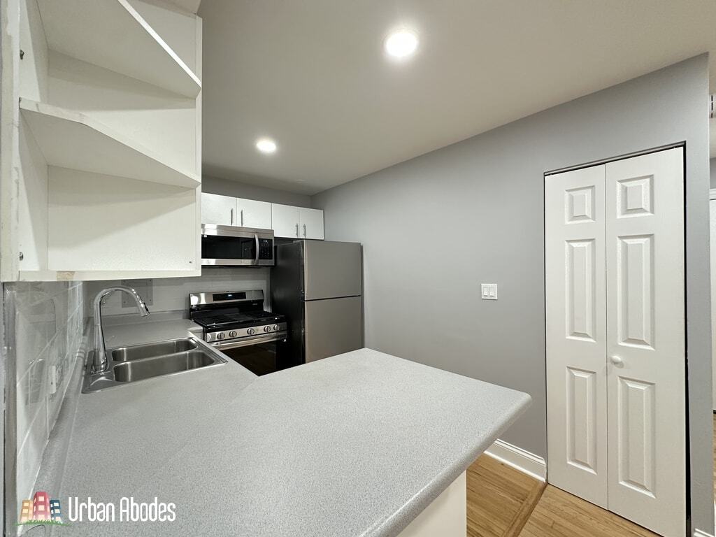 Building Photo - 6967 N Sheridan Rd