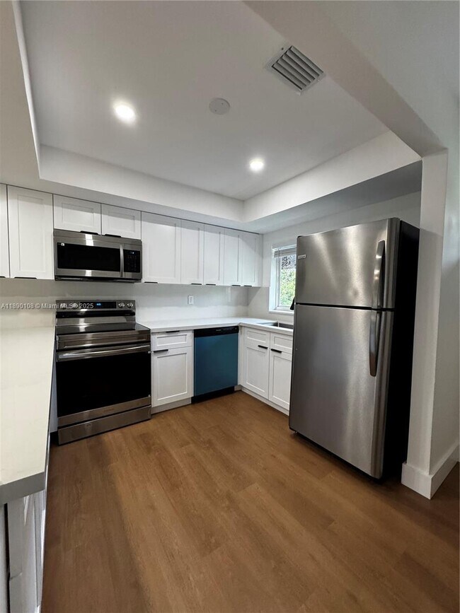 Building Photo - 1460 SW 24th Ct