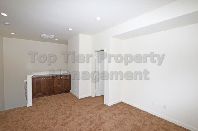 Building Photo - ***Charming 3 bed / 2.5 bath Townhome in O...