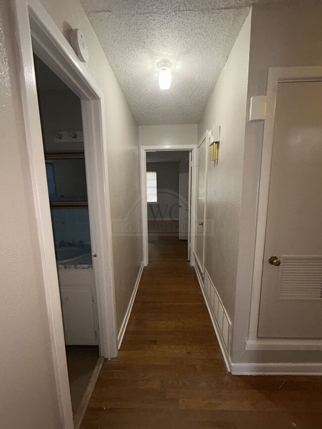 Building Photo - 1100 Pine Dr