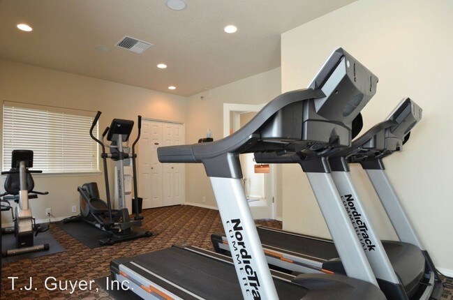 Building Photo - 318 SW 15th Ave