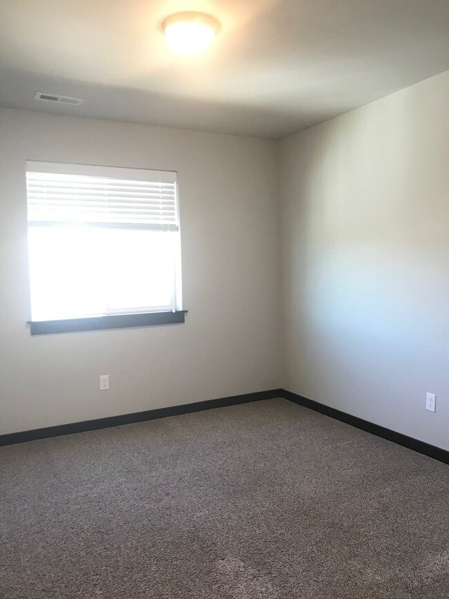 Building Photo - 3 Bedroom, 2 1/2 Bathroom Unit in Duplex f...