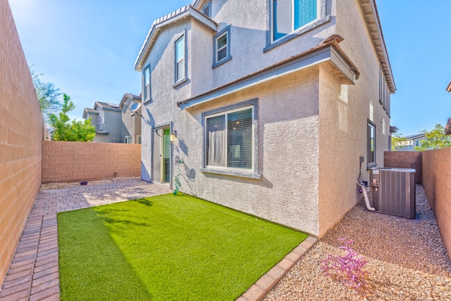 Building Photo - 3215 Gardenia Falls Ct