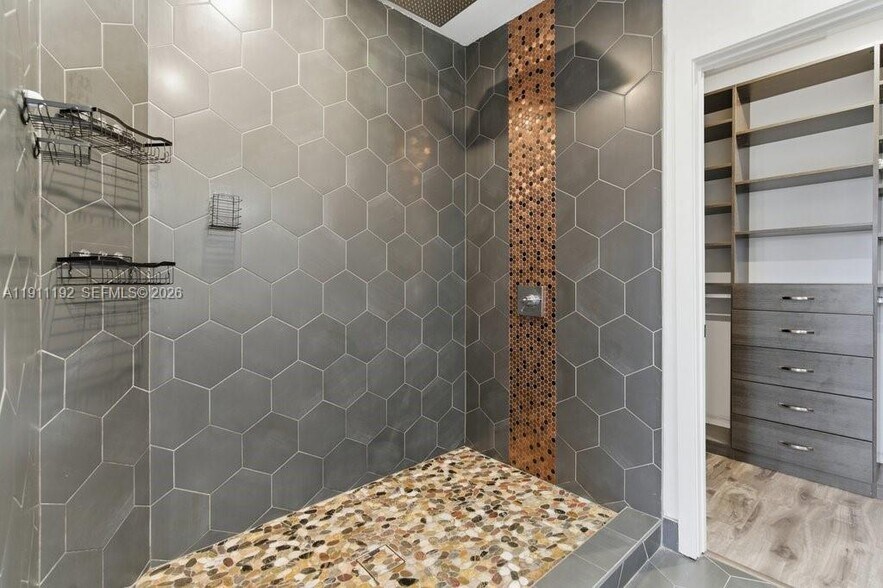 Building Photo - 913 NW 45th Ter