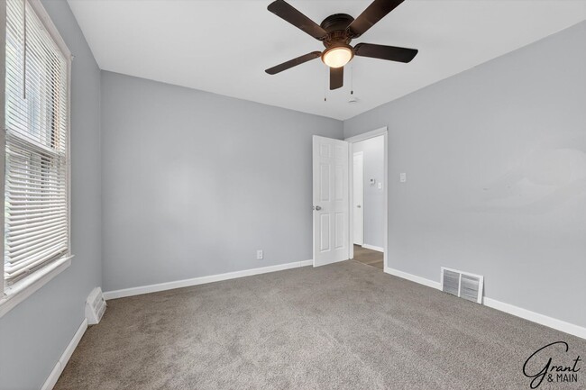 Building Photo - $1200 2 bedroom ranch