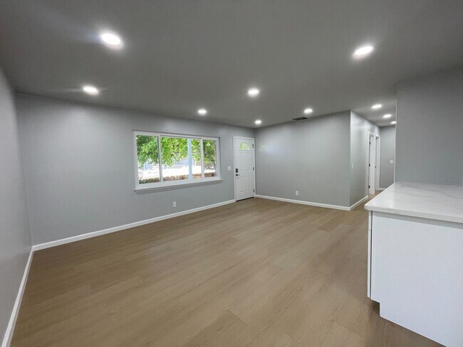 Building Photo - 831 Sinex Ave