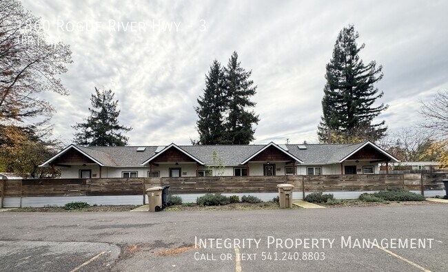 Building Photo - 1860 Rogue River Hwy