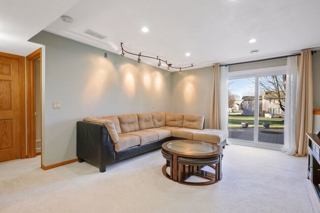 Building Photo - Pet-Friendly 3BR - 1/3.4 House in Apple Va...