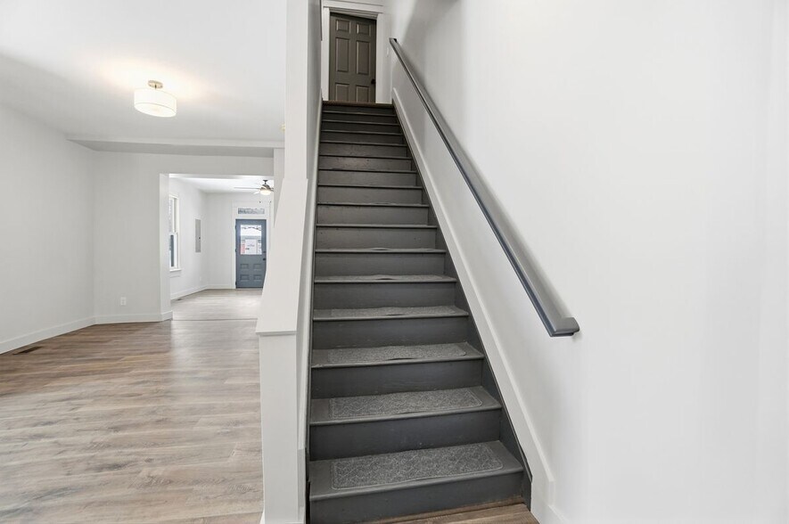 Building Photo - 131 S C St