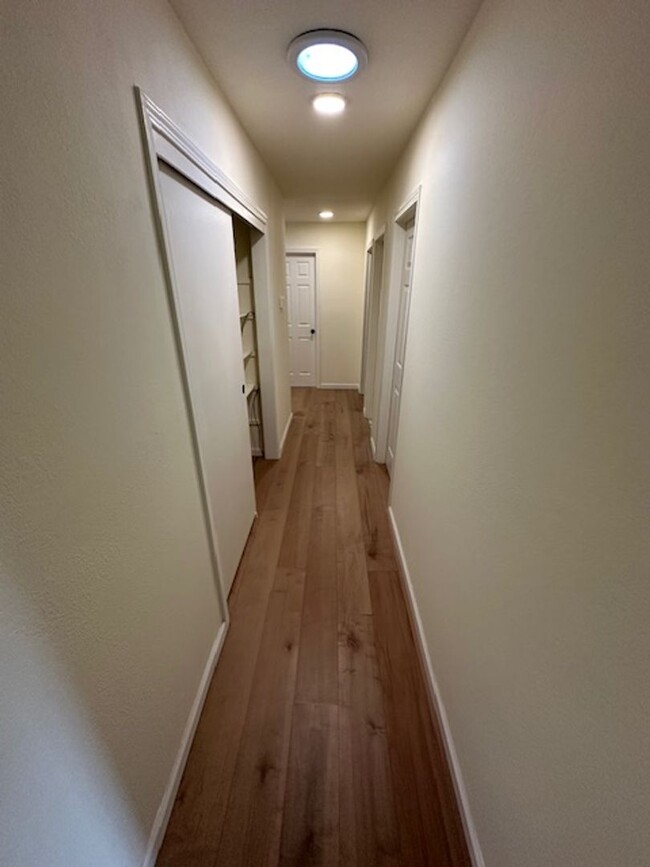 Building Photo - Stunning 4-Bedroom Home with Designer Fini...