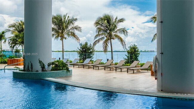 Building Photo - 700 NE 24th St