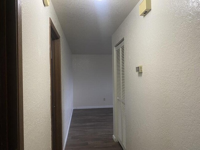 Building Photo - 2963 W Lorraine Ave