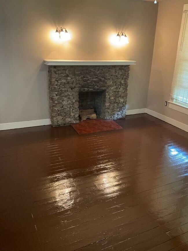 Building Photo - 125 20th Ave NE