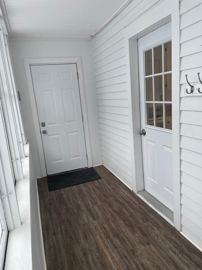 Building Photo - 242 N Hamilton St