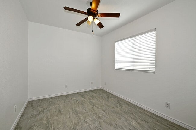 Building Photo - 5 bed | 3 bath | Corner lot | Fully remode...