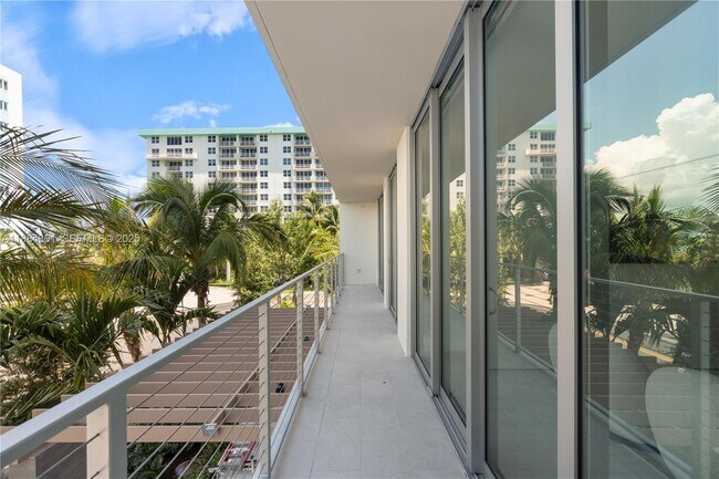 Building Photo - 10281 W Bay Harbor Dr