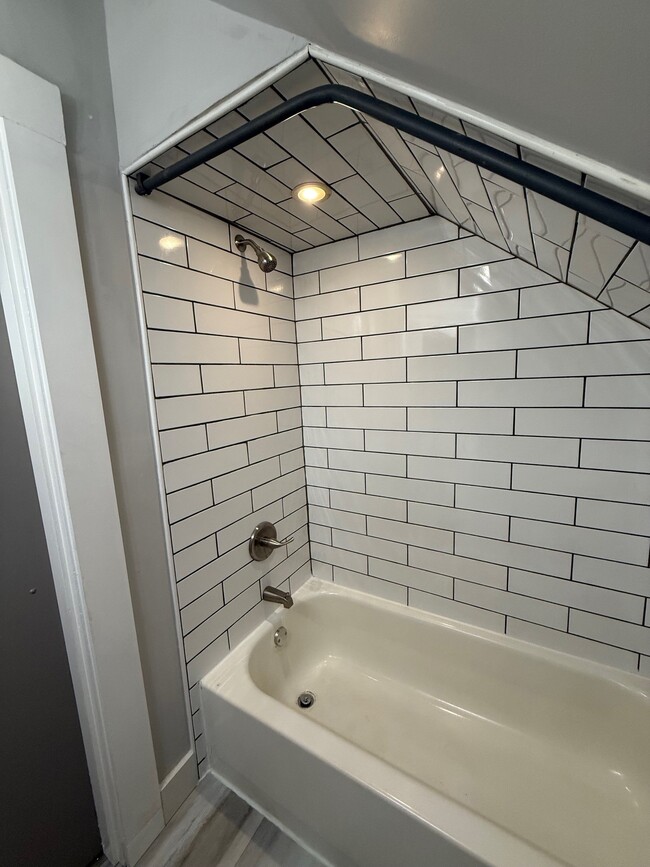 Building Photo - 1117 N B St