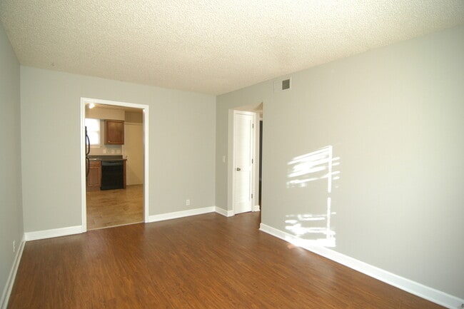 Building Photo - Inglewood Duplex Available Now!