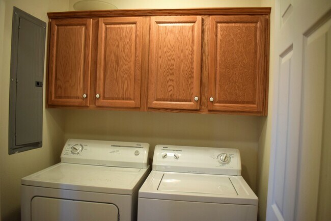 Building Photo - Spacious 3 bedroom, 2.5 bathroom duplex!