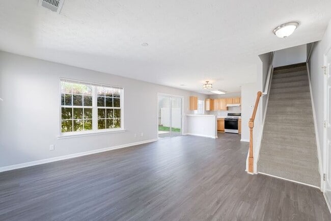 Building Photo - 641 W Oaks Dr