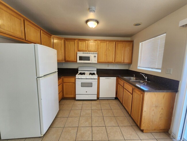 Building Photo - Spacious 3 Bedroom 2 Bathroom available now!