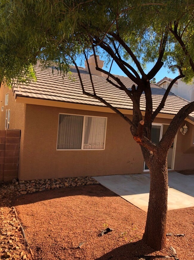 Building Photo - Beautiful Single Story Home