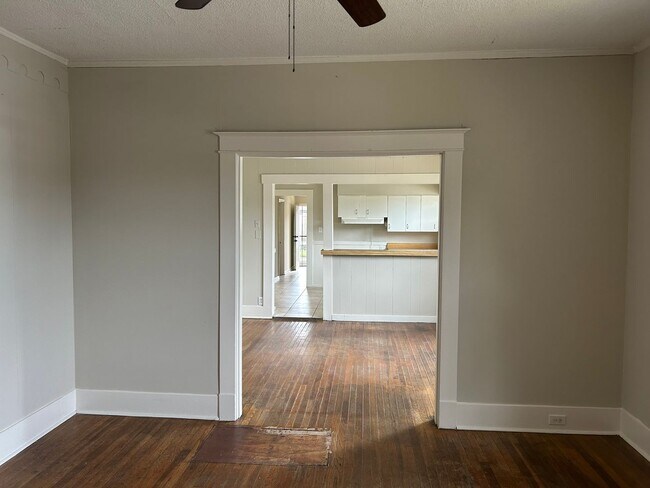 Building Photo - 4 BR 2 bath