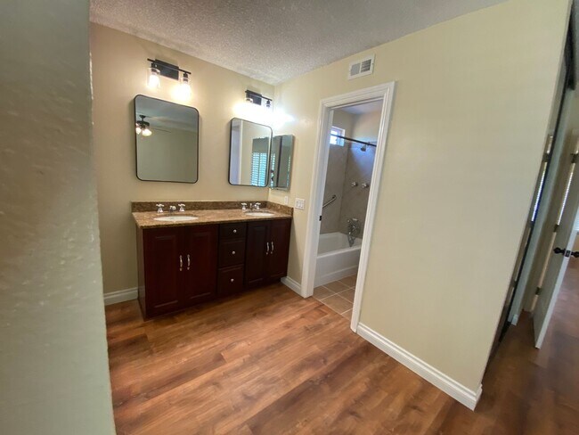 Building Photo - 3 Bedroom Home - Centrally Located with So...