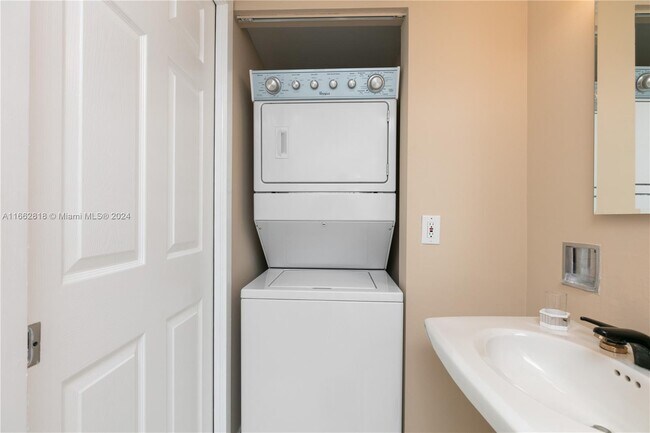 Building Photo - 3500 Mystic Pointe Dr
