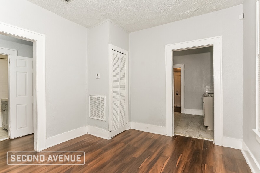 Building Photo - 1417 W 6th St