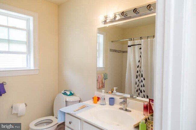 Building Photo - 415 Dearnley St