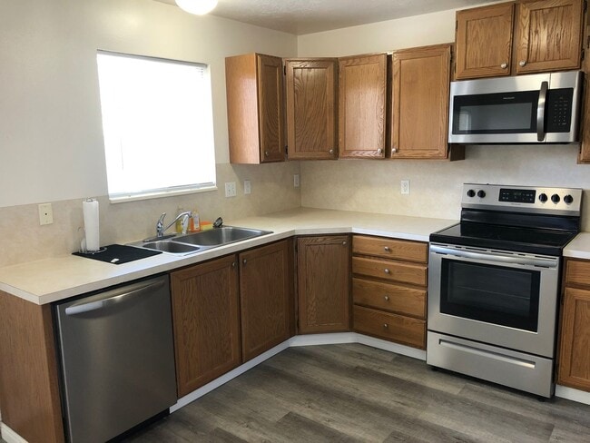 Building Photo - Cute Provo 3 bed 2.5 bath Townhome