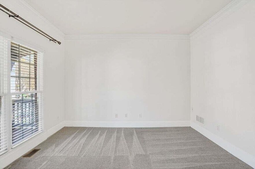 Building Photo - 1200 Cresthaven Ln NW