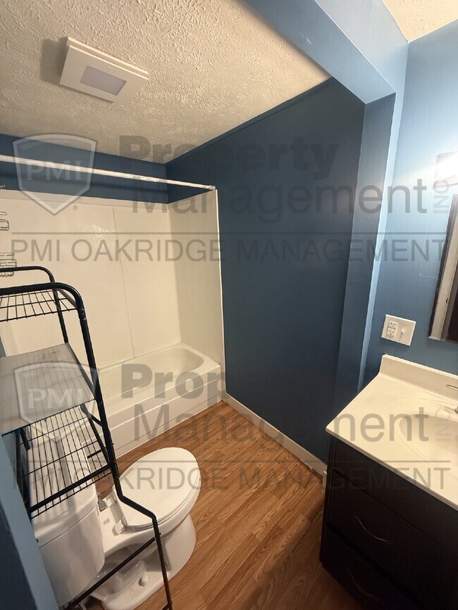 Building Photo - 2 Bedroom Country apartment