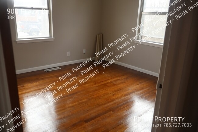 Building Photo - 908 Plaza Dr