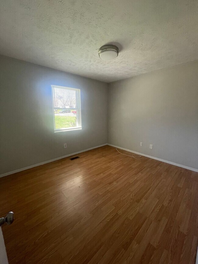 Building Photo - Two Bed/One Bath Centrally Located to West...