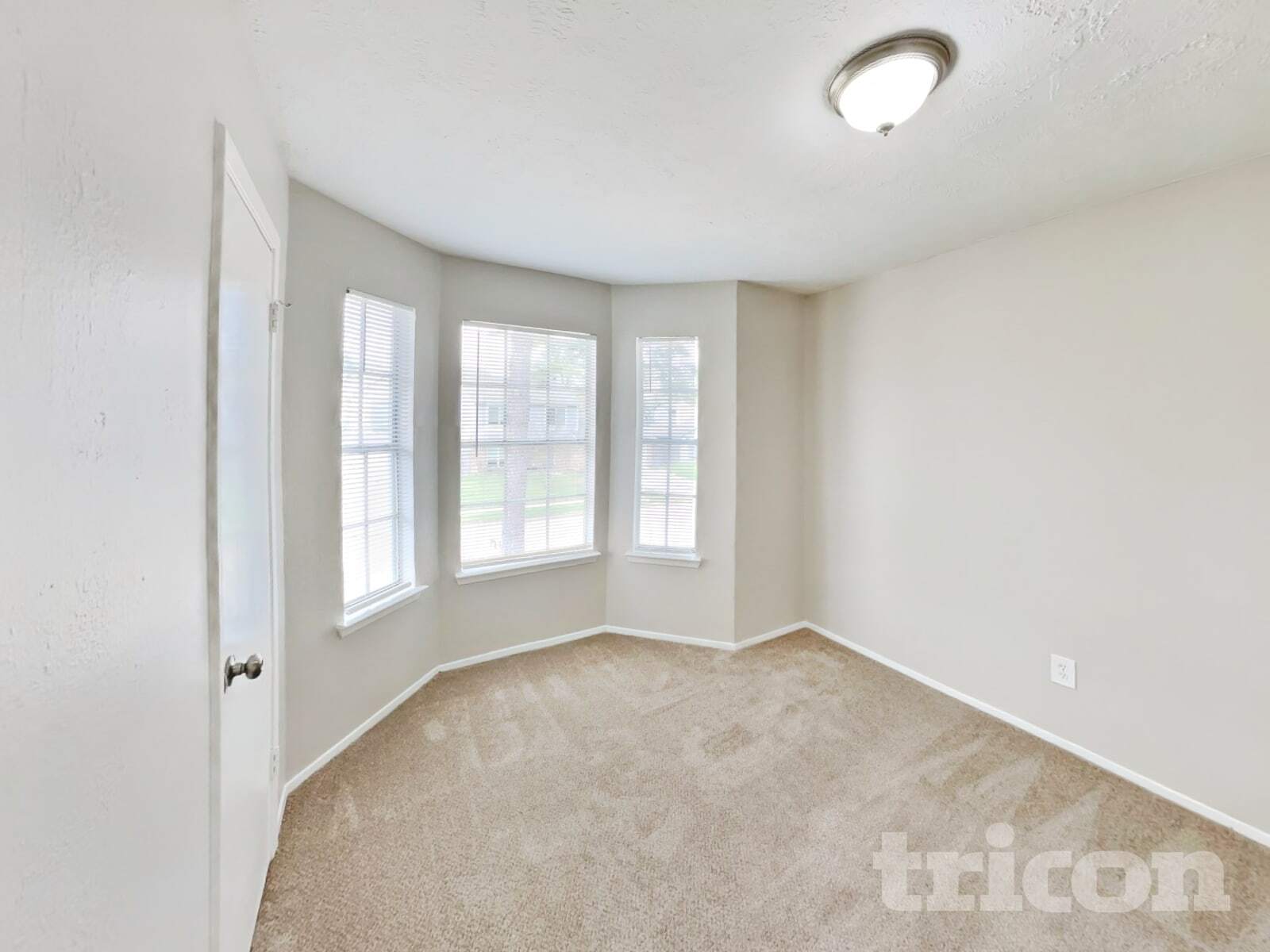 Building Photo - 8522 Lake Crystal Dr